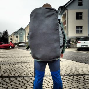 Taška Sea to Summit Duffle bag 90 jako batoh - zadní pohled čili dno.