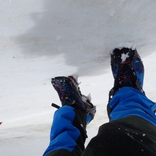 Postup strmým sněhovým svahem s ASOLO Elbrus GV.