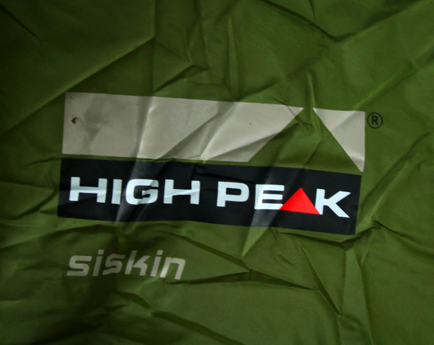 Stan High Peak- detail loga výrobce na plášti