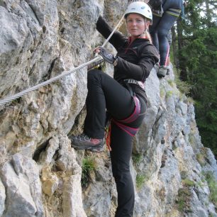 Volnost pohybu v dámských kalhotách Salomon WAYFARER PANT W při lezení zaručena.