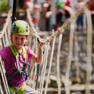 Edelrid Fraggle Zajištění předního zachycovacího bodu pomocí šroubovací karabiny.