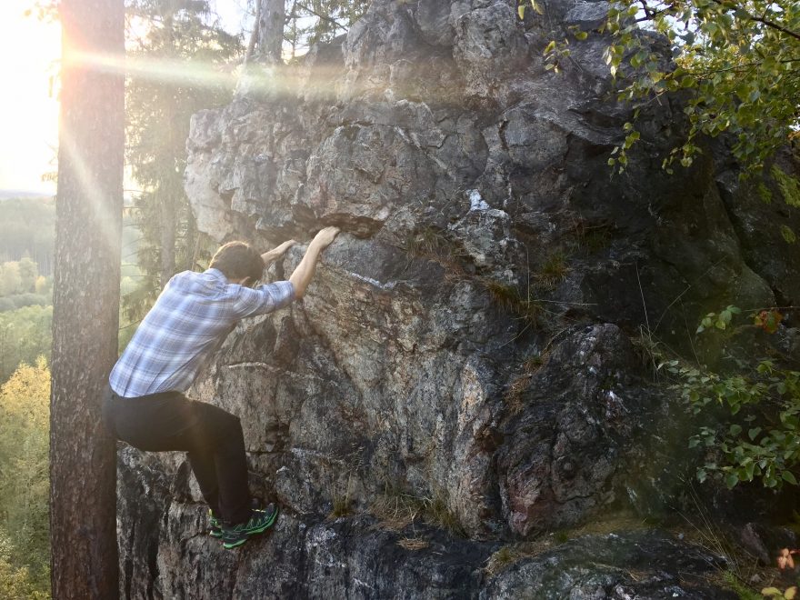 Ani při popolézání košile Marmot Jasper nijak neomezuje pohyb.