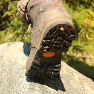 Treková a outdoorová obuv Garmont je opatřena spolehlivou a účinnou podrážkou opatřenou patentovaným vzorkem Vibram Winkler.