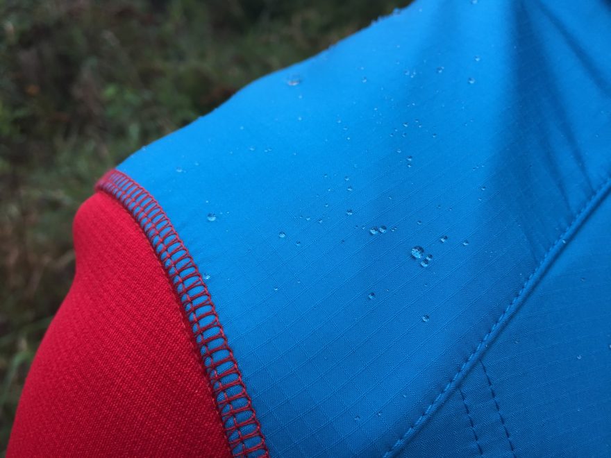 Materiál Pertex na mikině Salomon X Alp Mid Hoodie chvilku vodu udrží.