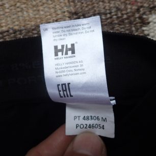 Vnitřní etiketa a výrobní číslo na spodním prádle HELLY HANSEN LIFA Seamless.