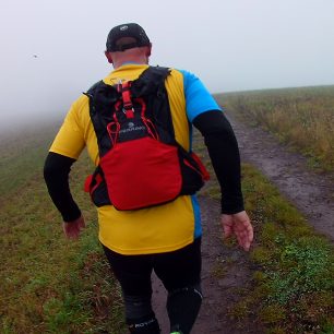 Rolovací úzávěr batohu FERRINO Dry Run 12 je dobré ještě zajistit kovovou sponou.