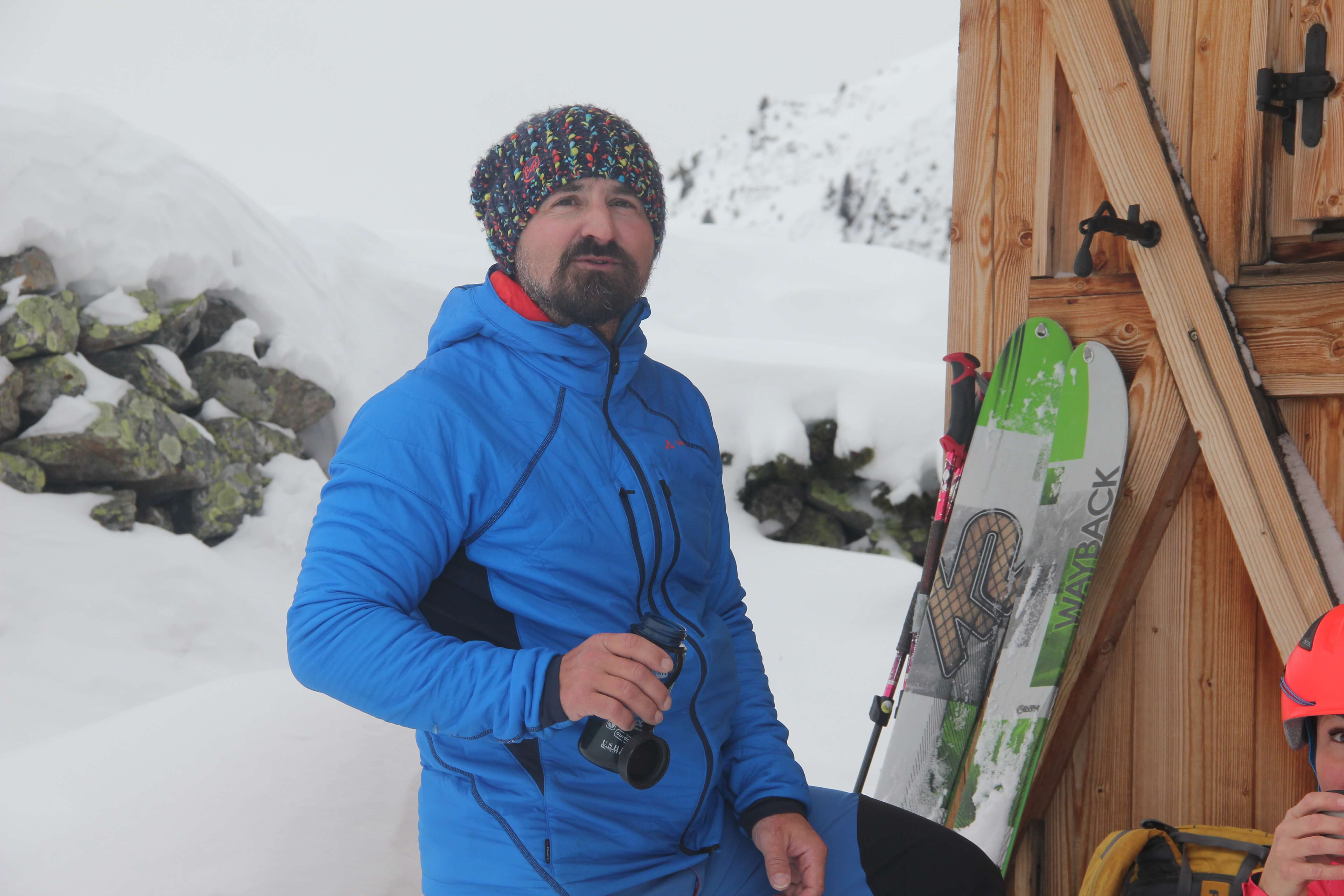 Vysoký límec a kapuce Vaude Bormio Jkt zvyšují tepelný komfort.