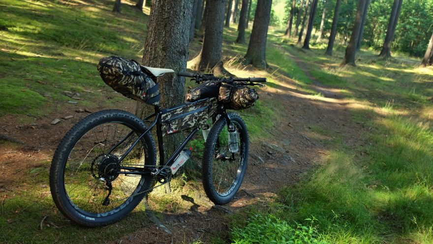 Oproti tradičnímu systému s nosiči a brašnami po stranách se bikepackingové (beznosičové) brašny drží v ose kola. To má zásadní vliv na jízdní vlastnosti.