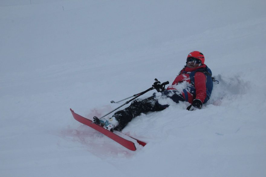 Při testování helmy Alpina SNOWTOUR došlo i na pády.