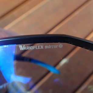 Keramické zatmavovací sklo Varioflex mirror+ u brýlí Alpina S-Way.