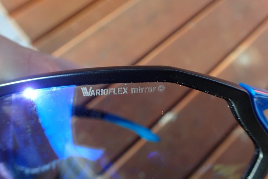 Keramické zatmavovací sklo Varioflex mirror+ u brýlí Alpina S-Way.