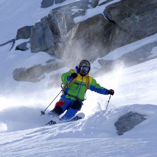 Testování kalhot Direct Alpine Couloir Plus na ledovci ve volném terénu v rakouském Söldenu.