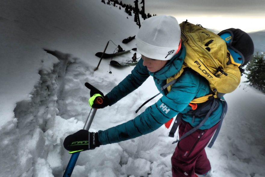 Bunda Helly Hansen ODIN VEOR DOWN JACKET se perfektně hodila při zastávce na skialpové túře.