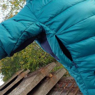 Ventilační otvor a strečový panel v podpaží bundy HH ODIN VEOR DOWN JACKET.