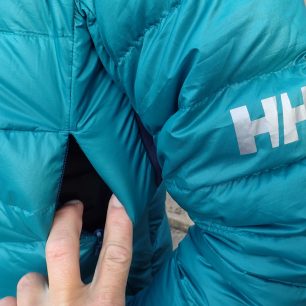 Ventilační otvor a reflexní logo Helly Hansen.