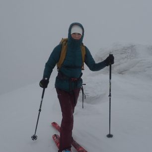 Vysoký límec bundy HH ODIN VEOR DOWN JACKET chrání krk a dá se za něj zastrčit i brada.