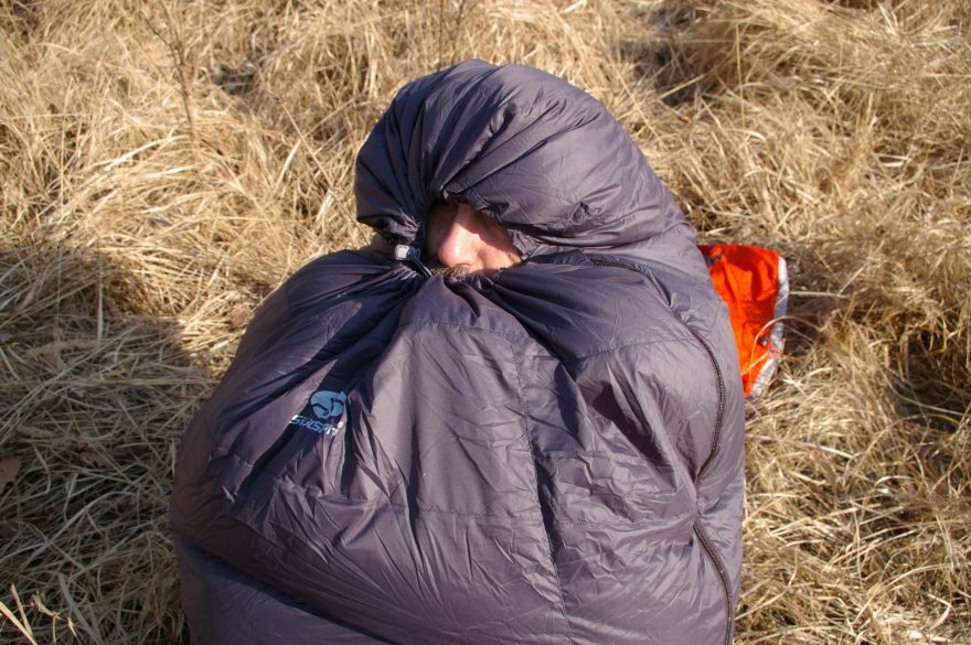 Víc bych kapuci nestahoval, abych si dechem nezvhčíl spacák.