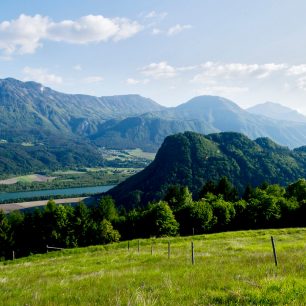 Malebné údolí Rosental, kterým protéká řeka Dráva, se táhne v délce asi 40 km na jihu Korutan, Rakousko.