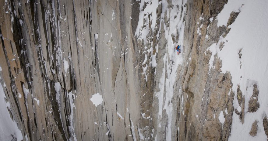 Rakouský horský vůdce a alpinista Markus Pucher při sólo výstupu cestou Supercouloir na Mont Blanc de Tacul.