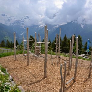 Dětské hřiště u stanice Ristis, Engelberg, Švýcarsko.