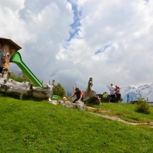 Dětské hřiště u stanice Ristis, Engelberg, Švýcarsko.