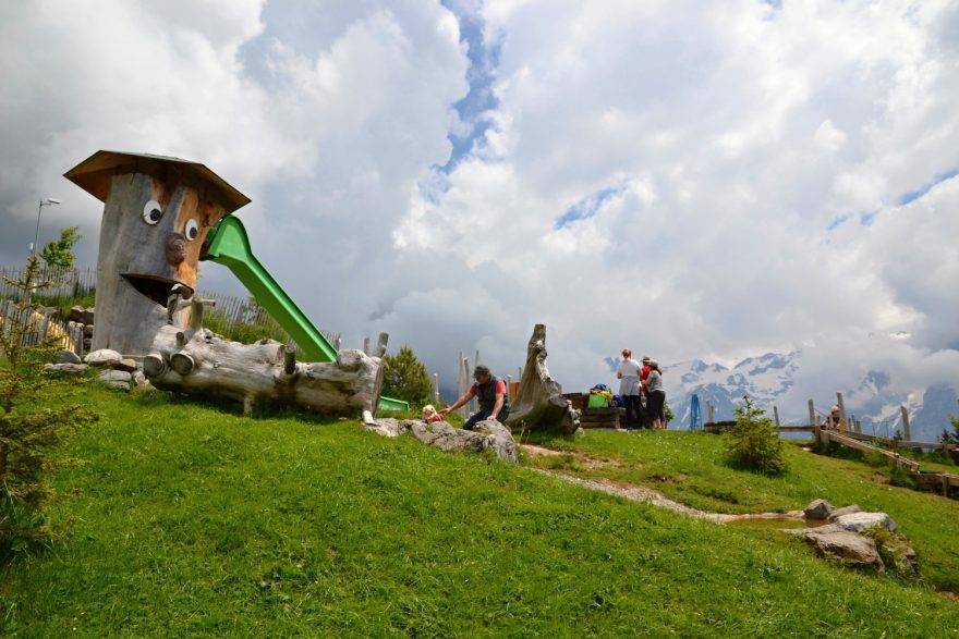 Dětské hřiště u stanice Ristis, Engelberg, Švýcarsko.