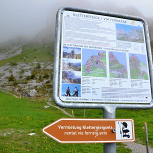 Feratové sety a helmy jsou k půjčení za 20 franků u stanice lanovky Brunni, Engelberg, Švýcarsko.