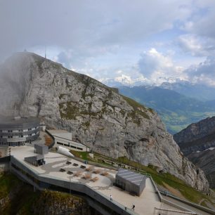 Areál s kulatou stavbou hotelu Bellevue, Pilatus, Švýcarsko.