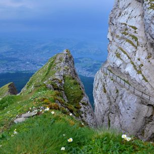 Vyhlídkový chodník kolem vrcholu, Pilatus, Švýcarsko.