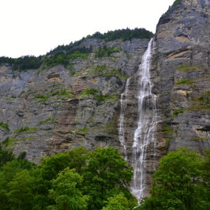 Údolí Lauterbrunnen je proslulé vodopády - Mürrenbachfall je s délkou 417 m nejdelší ve Švýcarsku.