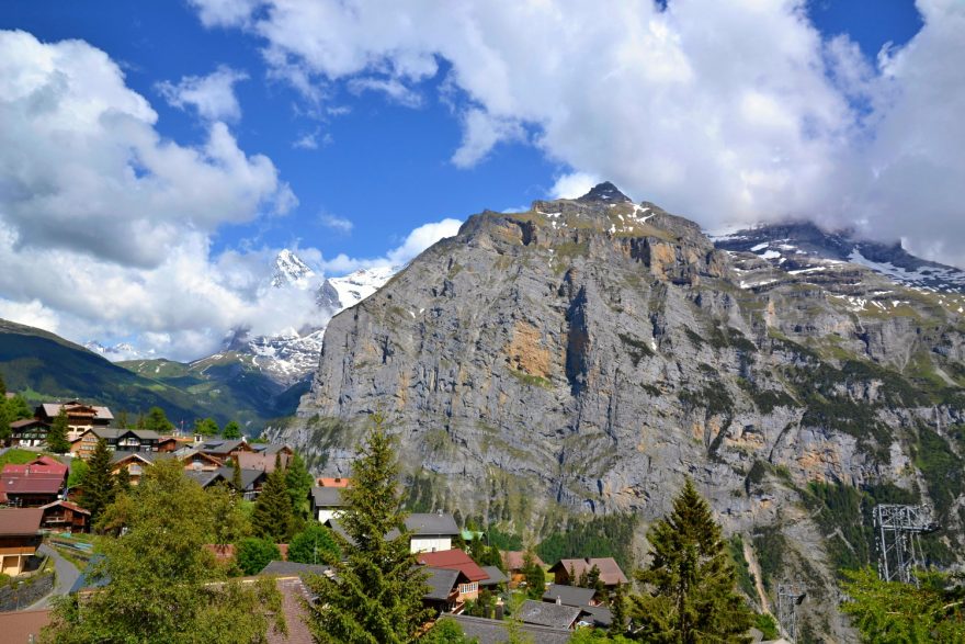 Výhledy na Eiger z městečka Mürren, Švýcarsko.