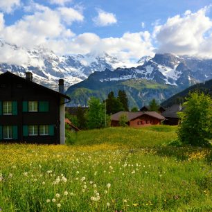 Poklidné alpské městečko v podhůří Bernských Alp - Mürren, Švýcarsko.