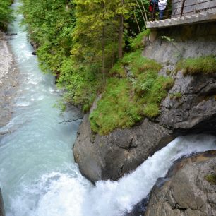 Desítka vodopádů Trümmelbachfälle razí cestu skalní stěnou v masivu Jungfrau, Švýcarsko.