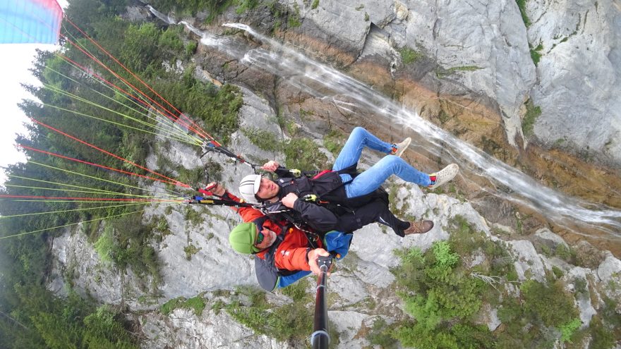 Let na paraglidu kolem vodopádů v údolí Lauterbrunnen, Mürren, Švýcarsko. Foto Paragliding Jungfrau.