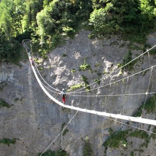 Lanový most nad propastí - Mürrenklettersteig, Švýcarsko.