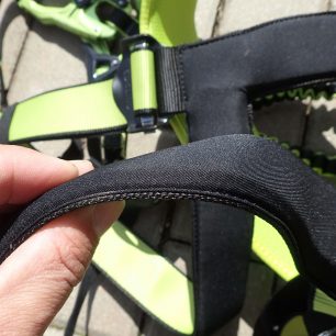 Detail integrovaného tlumiče v nohavičkách sedáku Edelrid Jester Comfort.