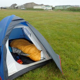 Spaní na západním pobřeží Walesu během seakajakových výprav.