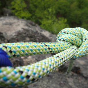 Slanění na jednom prameni lana Edelrid Tommy Caldwell DT 9.6 mm.