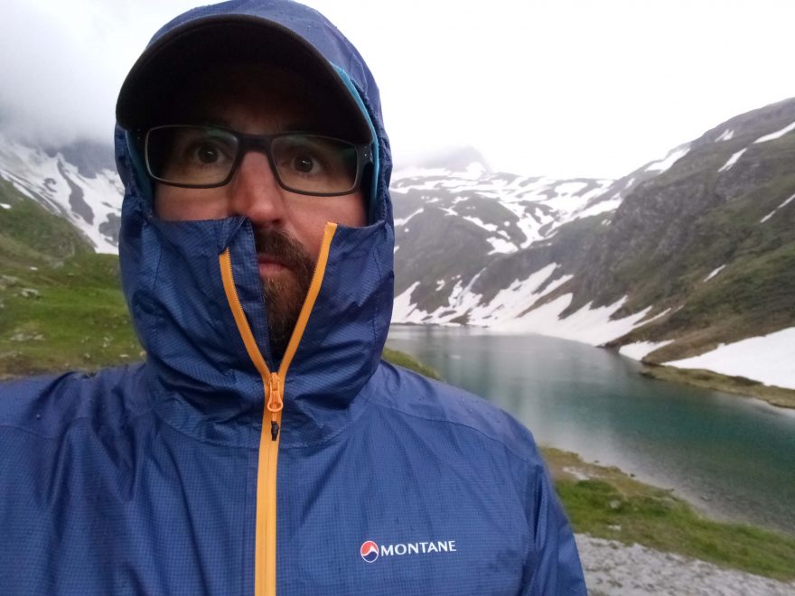 Perfektní střih kapuce a vysoký límec bundy Montane Minimus 777 Jacket.