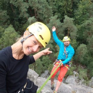 Lezecké kalhoty RAFIKI Cliffbase se líbí i děvčatům.