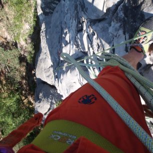 Lezení na Hrubé skále v kalhotách RAFIKI Cliffbase.