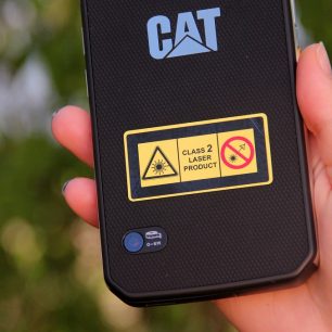 Telefon CAT S61 má v sobě zabudovaný světelný zdroj laser třídy 2