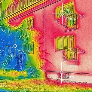 FLIR měření na zateplené bytovce částečně stíněné vzrostlým stromem