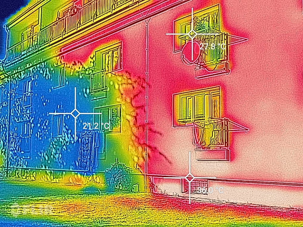 FLIR měření na zateplené bytovce částečně stíněné vzrostlým stromem