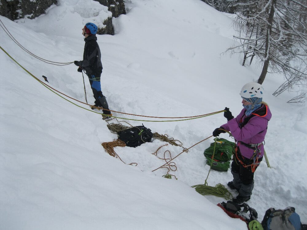 Protože kalhoty Rafiki jsou ze šusťáku, sníh a vítr vám nevadí.