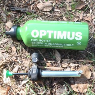 Tlaková lahev a pumpa vařiče OPTIMUS Polaris Optifuel.