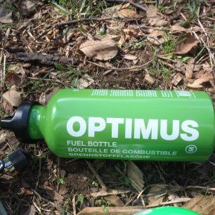 Tlaková lahev na tekutá paliva s bezpečnostním uzávěrem k vařiči OPTIMUS Polaris Optifuel.