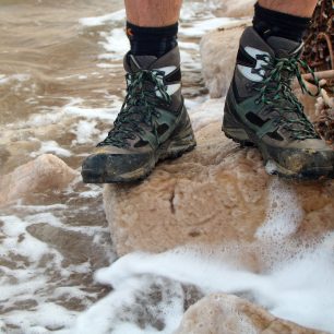 Kvalitní vzorek podrážky outdoorových bor Prabos SOCOMPA GTX neklouzal ani na solí obalených kamenech na březích Mrtvého moře.