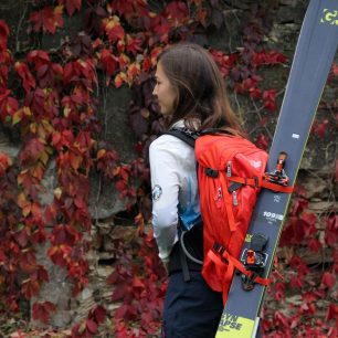 U batohu Lowe Alpine Descent 35 není problém uchycení lyží o šířce 109 mm pod vázáním