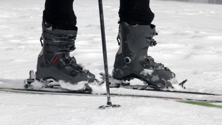 Po průstupu s Marker Alpinist v hlubokém sněhu, pod patami bot se vytvořily sněhové podpatky